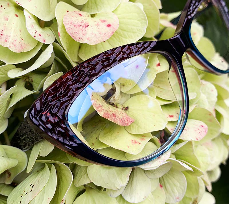 Óptica Marianao gafas sobre flores