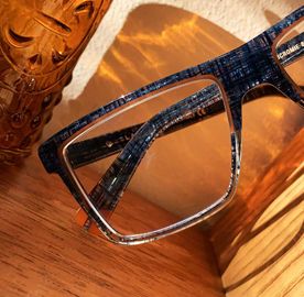 Óptica Marianao gafas sobre madera