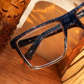 Óptica Marianao gafas sobre madera