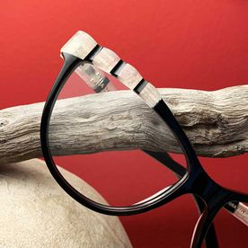 Óptica Marianao gafas en tronco de madera